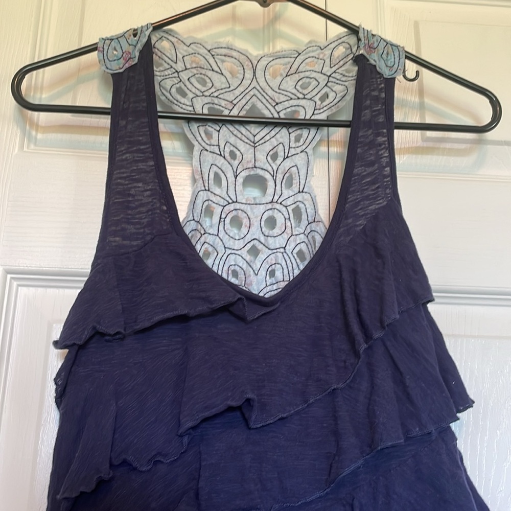 Women’s sz L Eyelash Couture tank top navy blue ruffles intricate cut flower
